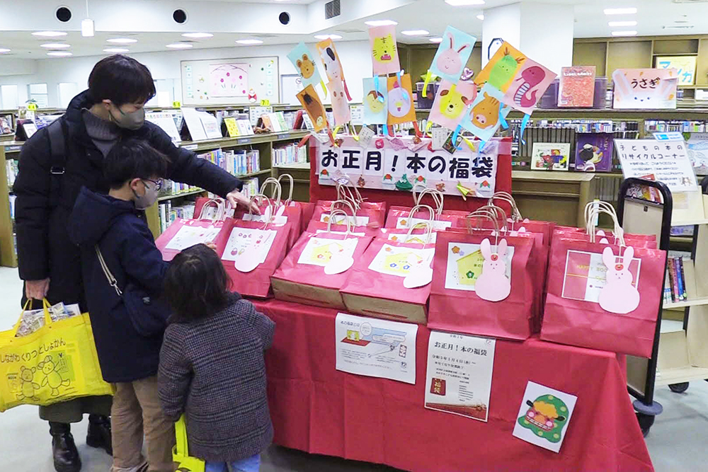 子ども向けの福袋を借りに来た親子