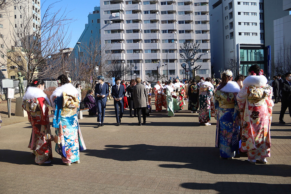 スクエア荏原前の広場に集まるイベント参加者