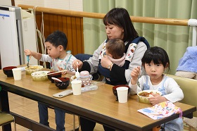 家族がカレーと食べる様子