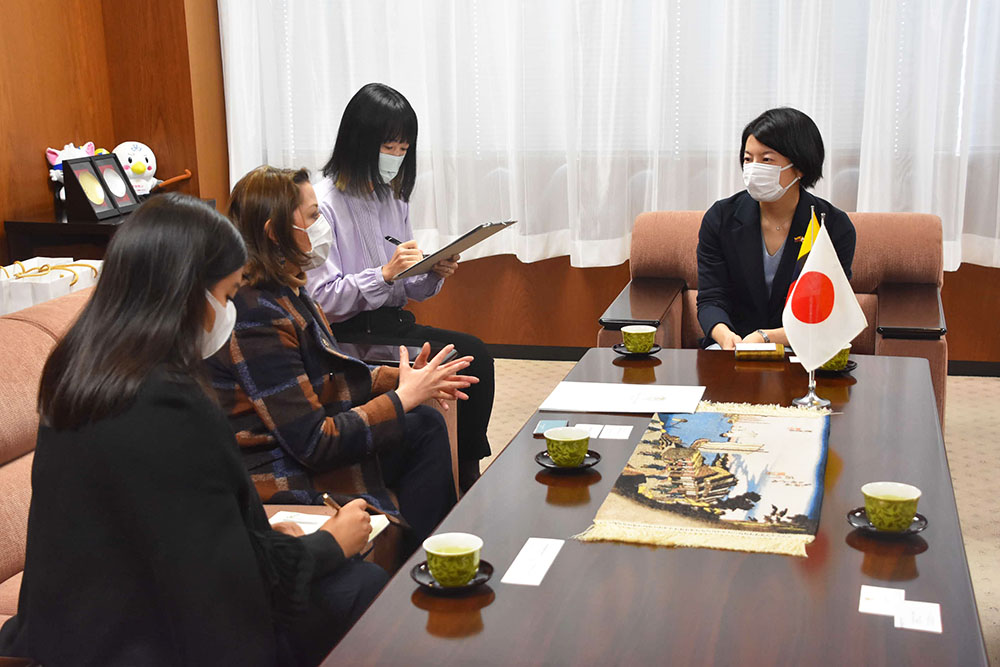 コロンビア共和国の食について話す様子