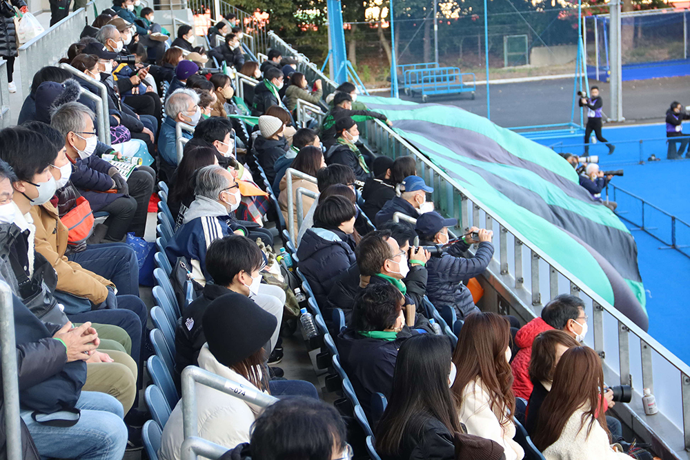 スタンドから応援する人たち