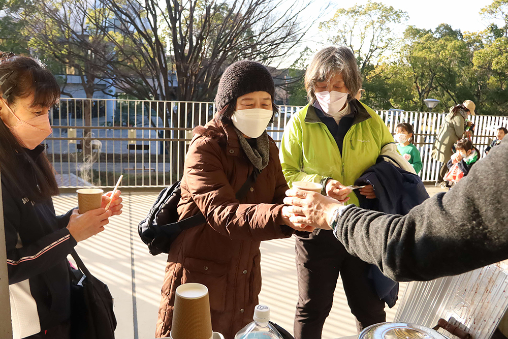 お汁粉をもらう観戦者