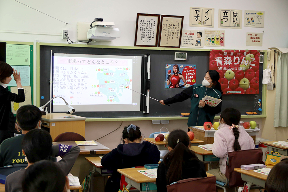 市場の説明を行う花田さん