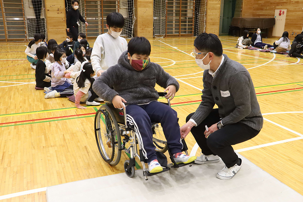 車いすで段差を乗り越える