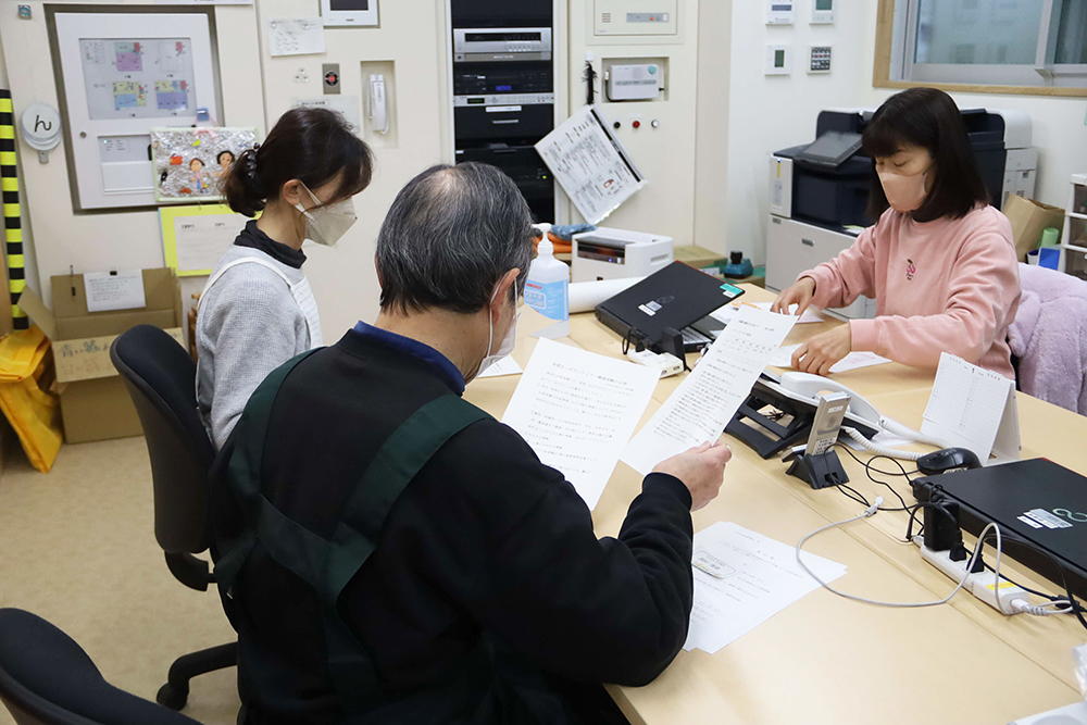 注意事項を聞く保育体験者