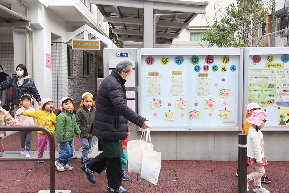 保育園から外遊び場へ移動