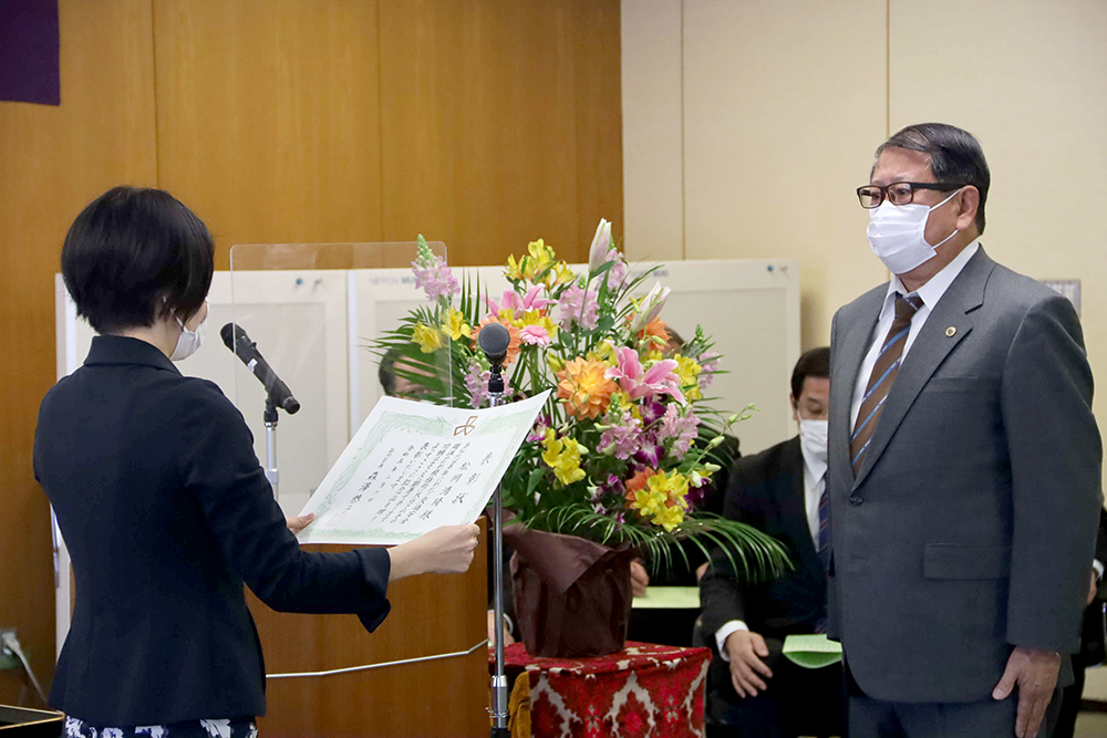 表彰状を読み上げる区長