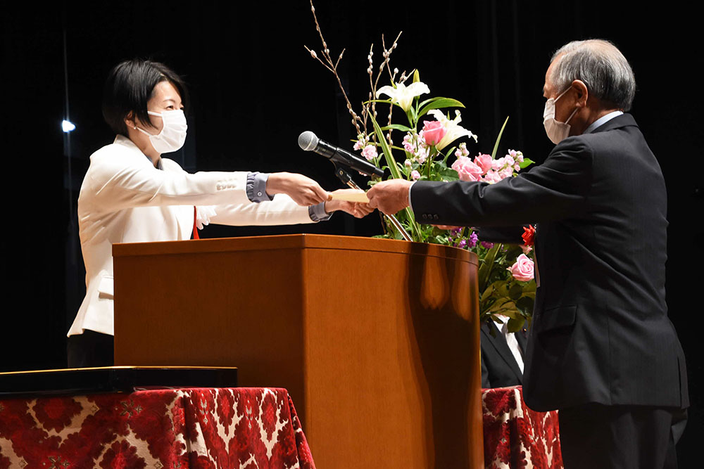 修了証を渡す森澤区長