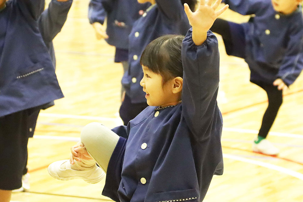 Y字バランスに挑戦する子ども