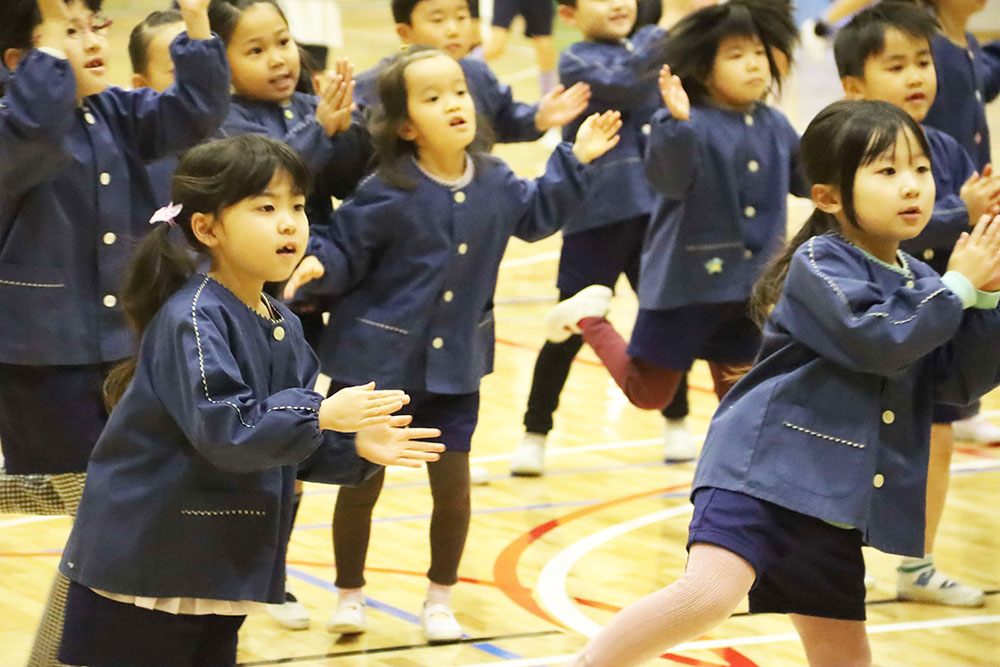 バランスを取る子ども