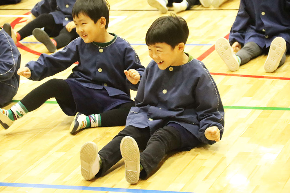 笑顔で準備運動する子ども