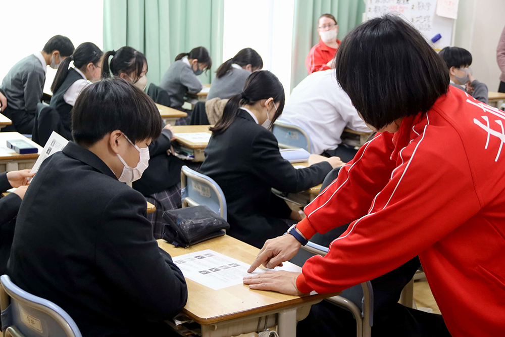 生徒にヒントを与えるマヌーさん