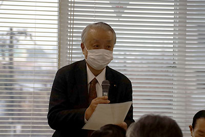 あいさつする塚本 選挙管理委員長