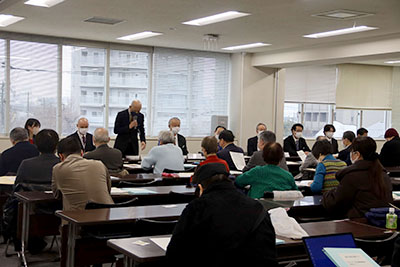 説明する事務局職員