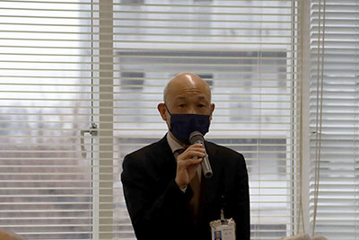 司会をする事務局職員