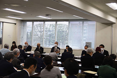 熱心に聞く参加者