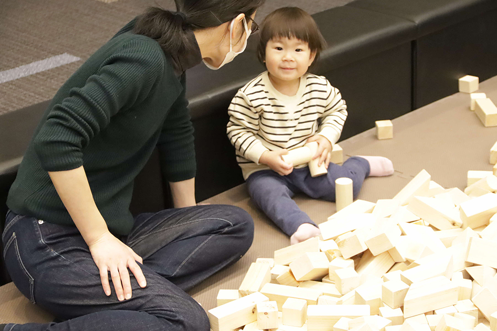 積み木で遊ぶ子ども