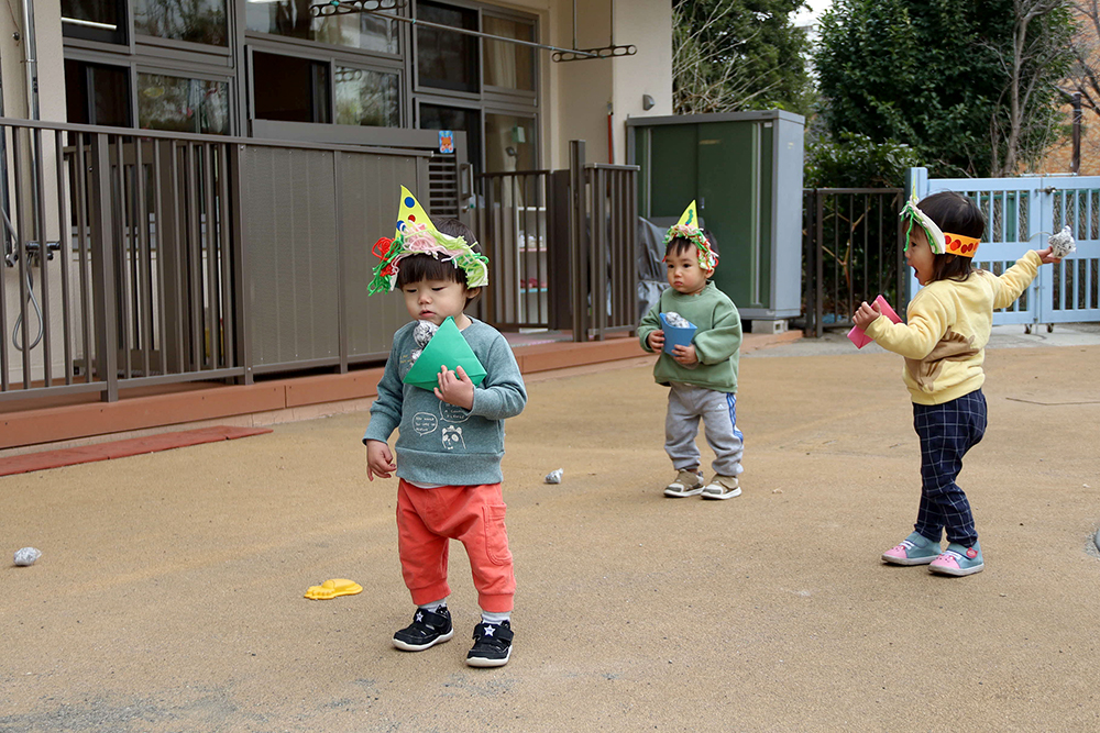 「豆」を手に固まる子どもたち