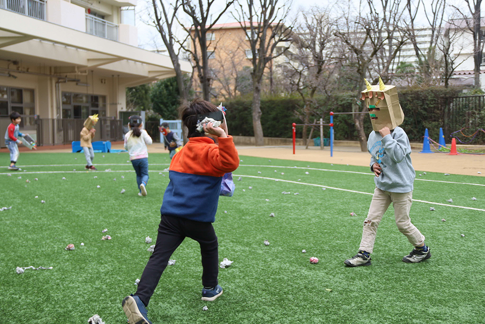 5歳児の鬼に向かって「豆」を投げる