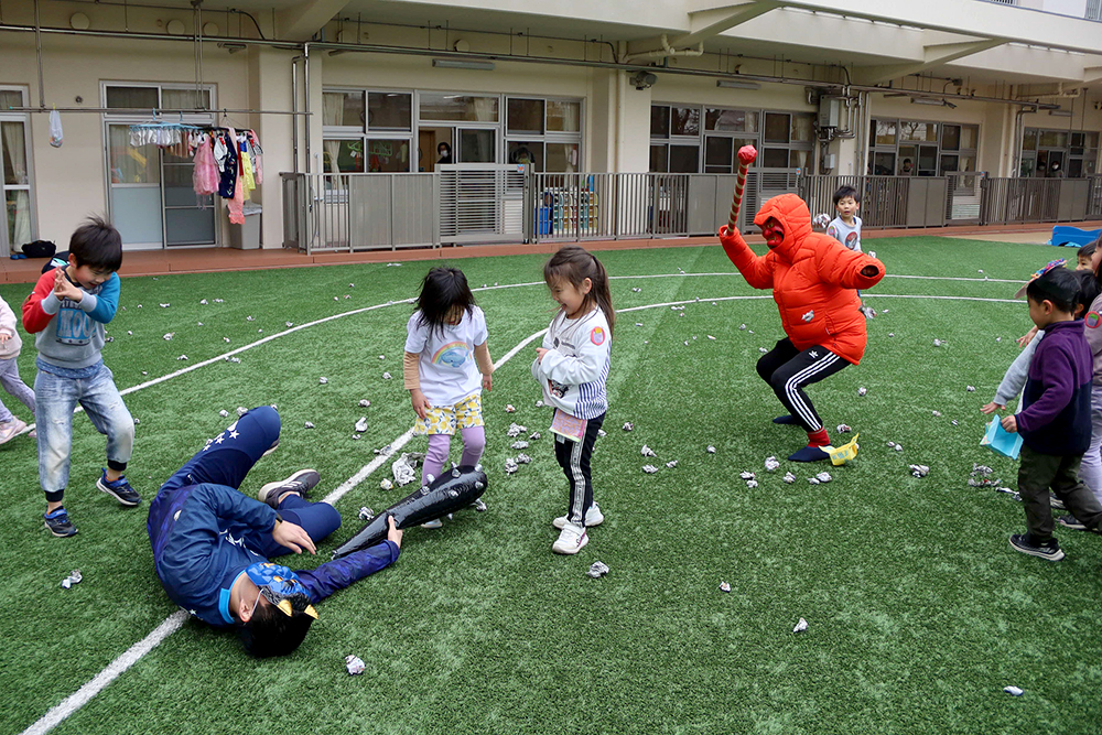 先生が扮する赤鬼・青鬼を倒す園児たち