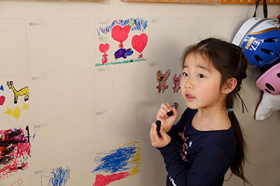 絵を描く４歳児