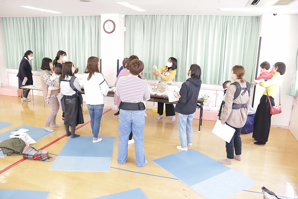 離乳食づくりを見る参加者