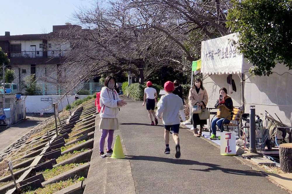 ゴールする子どもたち