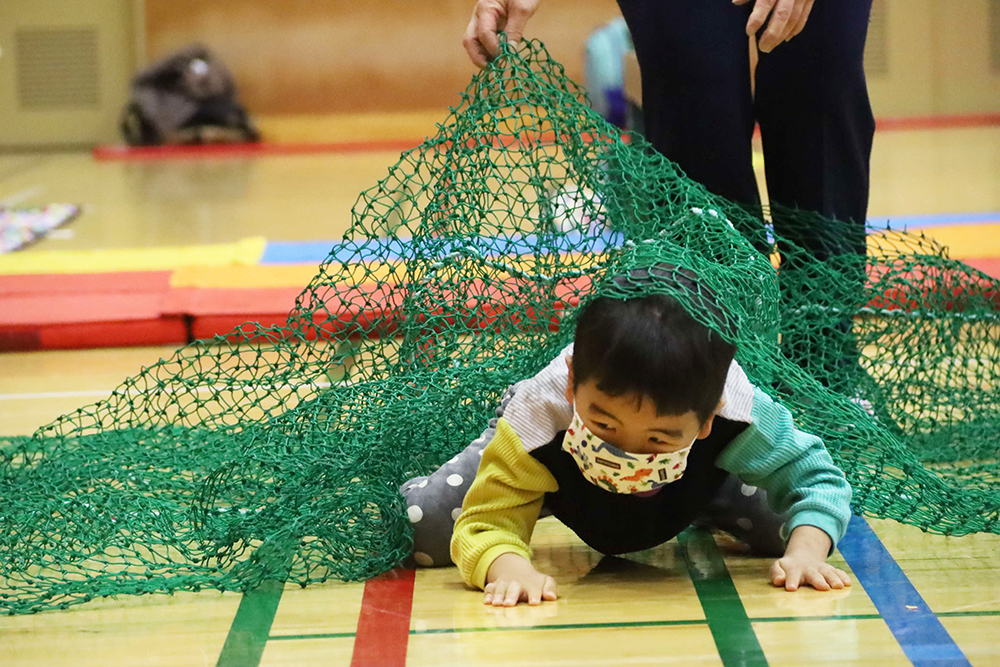 ネットをくぐる子ども