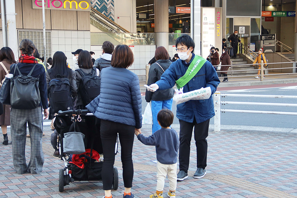 大井町駅前で啓発活動をする様子