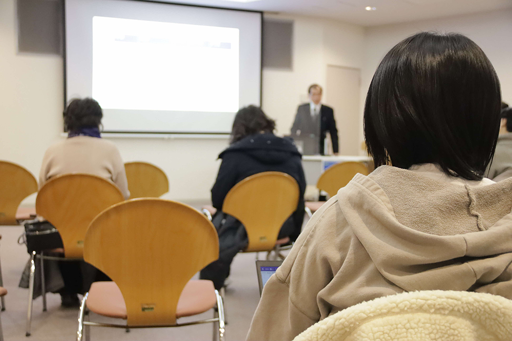 参加者が越しのスクリーン