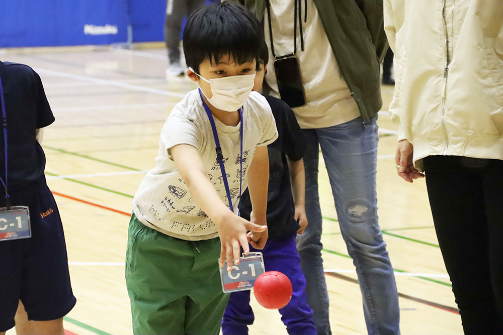 ボールを投げる子ども