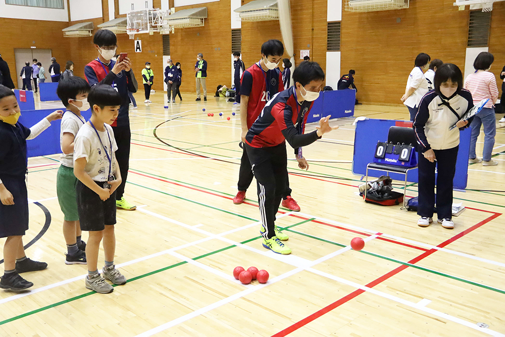 パペレシアル品川の選手と子どもたち