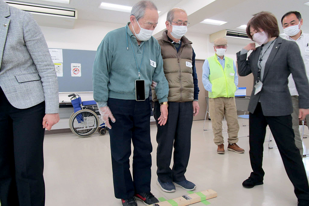 目をつぶっている人の段差誘導