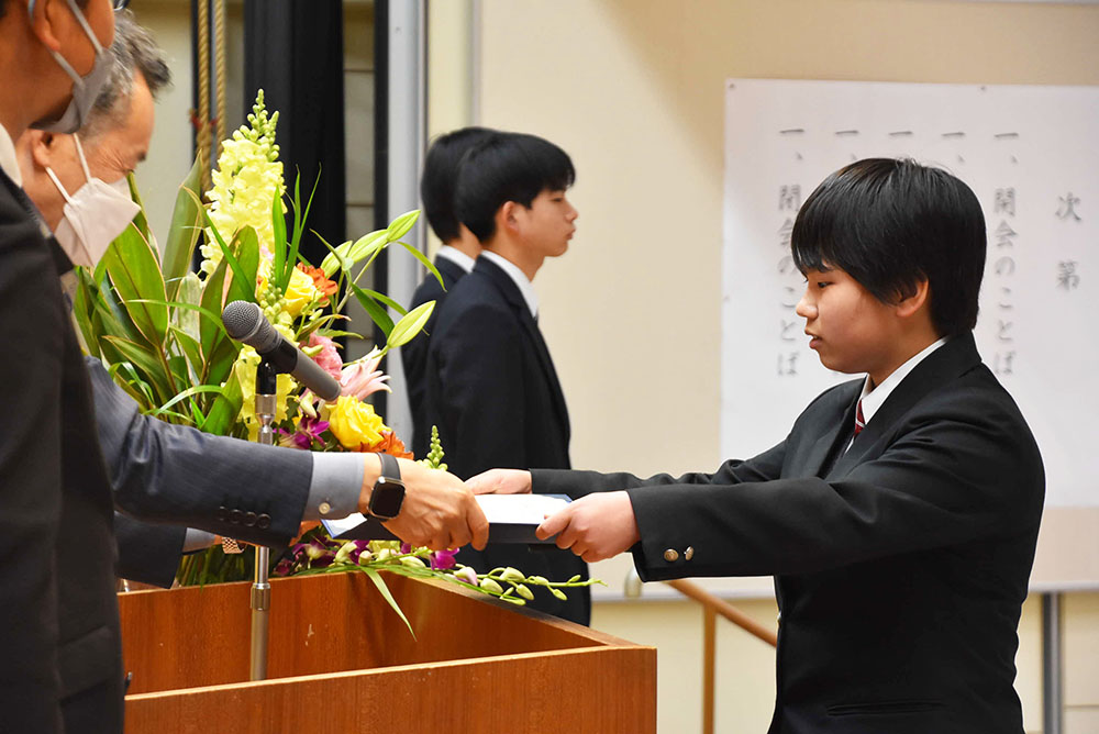 表彰状を受け取る生徒