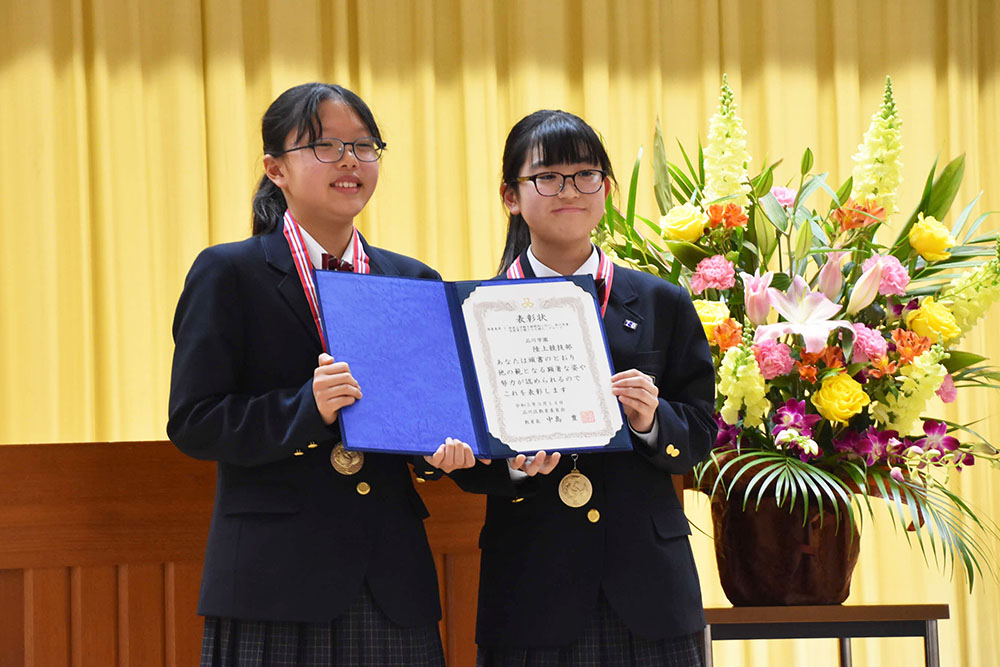 表彰状を持つ生徒