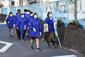 花を植えている様子