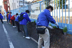 花を植えている様子