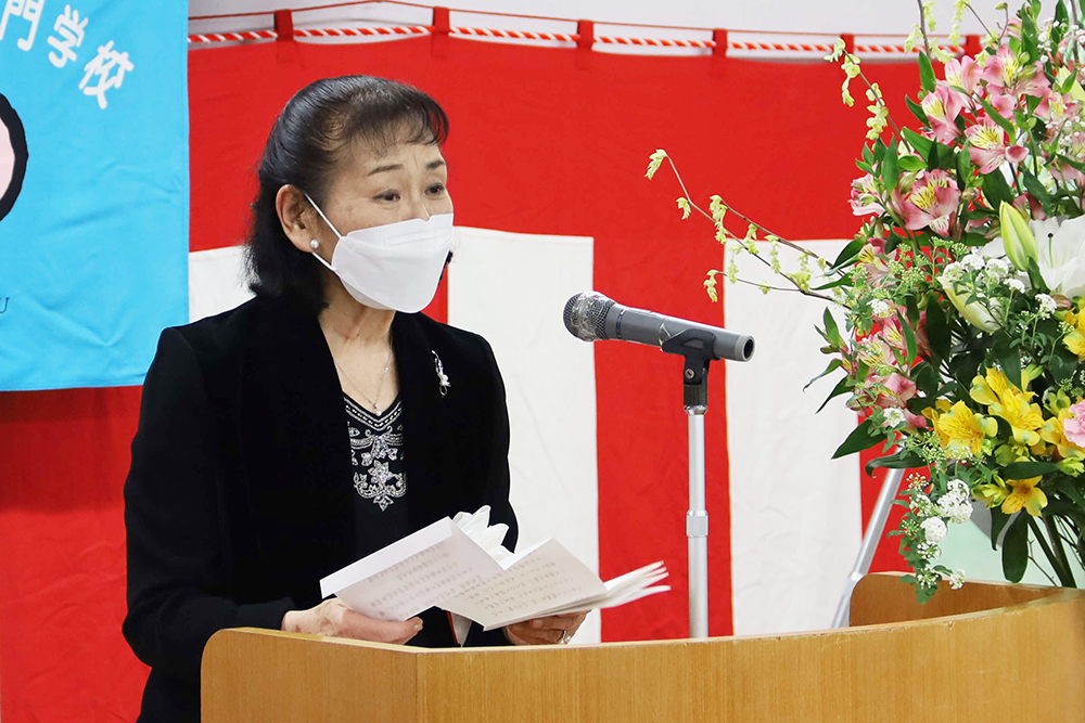 卒業生に言葉を贈る片岡校長