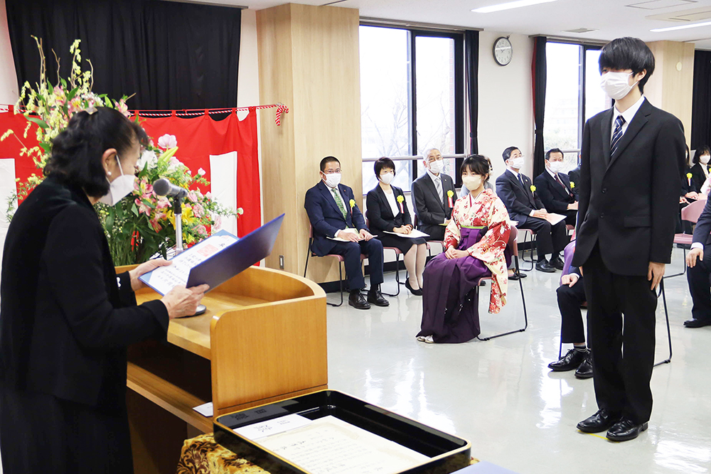 卒業証書を読み上げる片岡校長