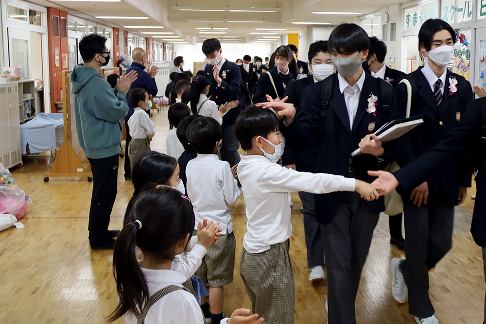 卒業生を見送る1年生