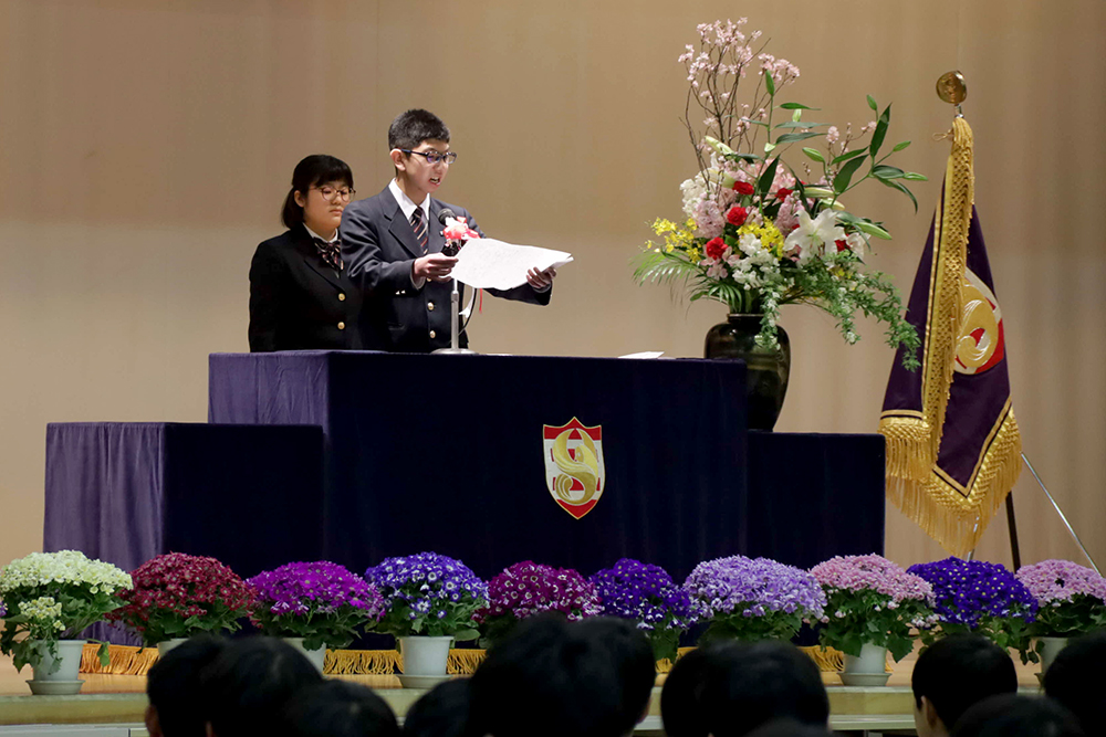 答辞を読む男子生徒