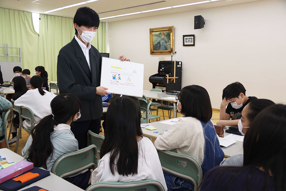 給食について大学生と考える様子