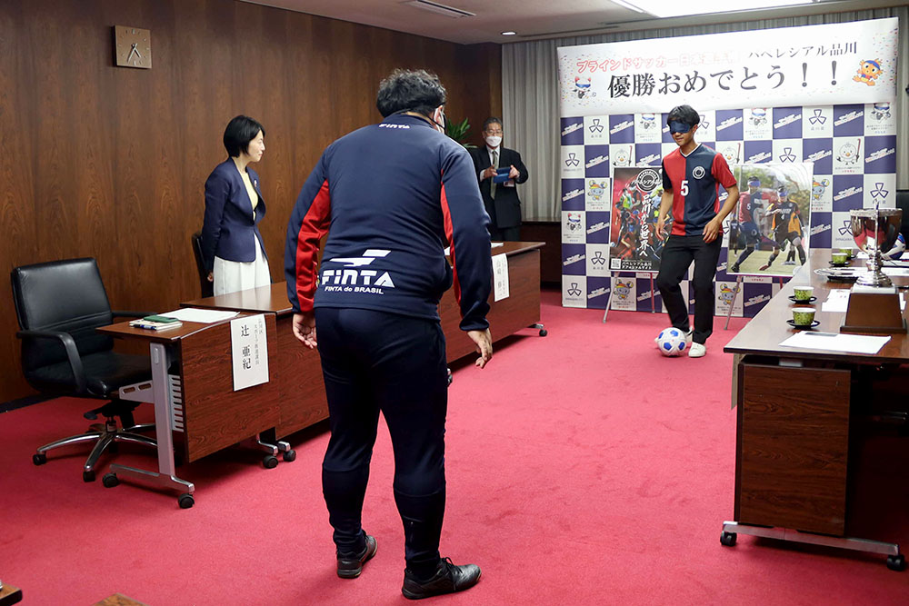 パス交換をする川村選手と寺西選手