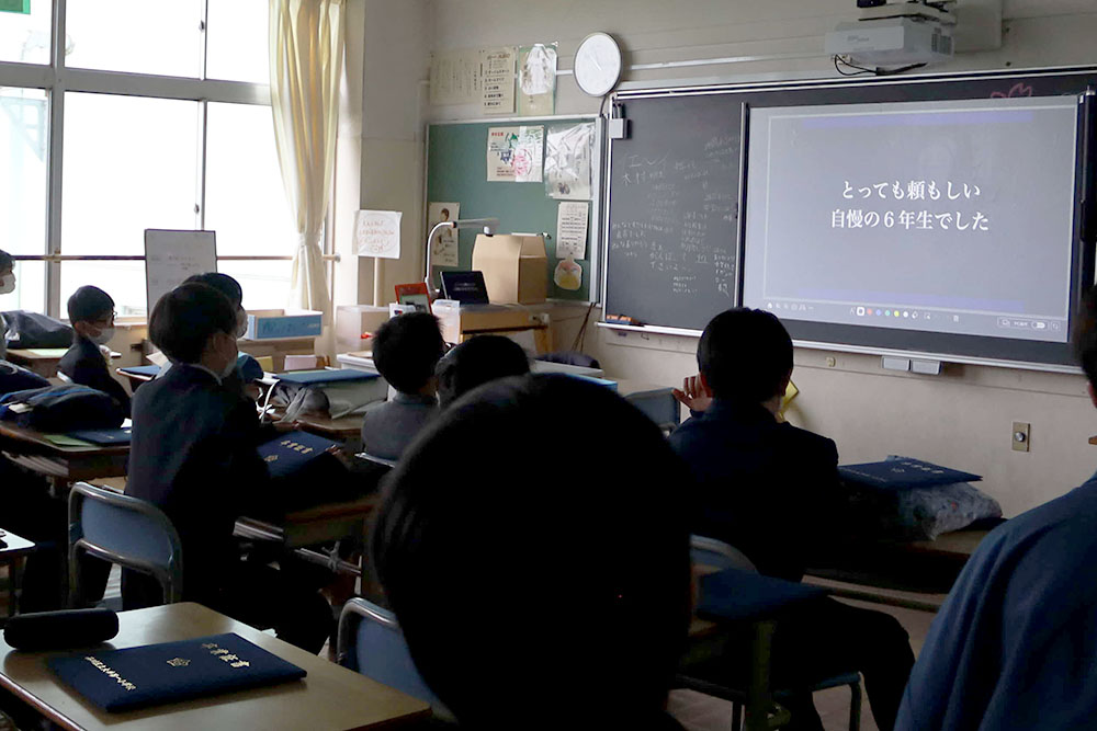 学級会で動画を見る松組の生徒