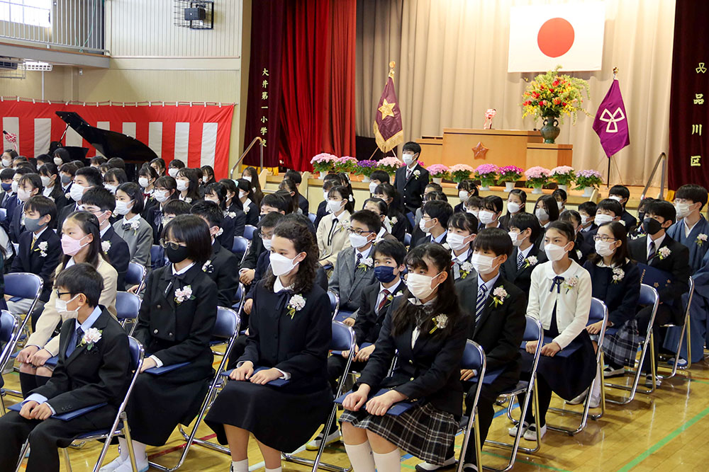 門出の言葉を発表する児童たち