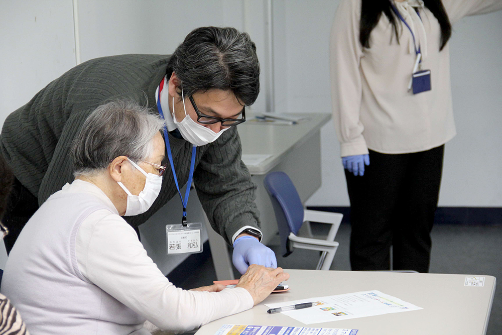 操作方法を教える男性