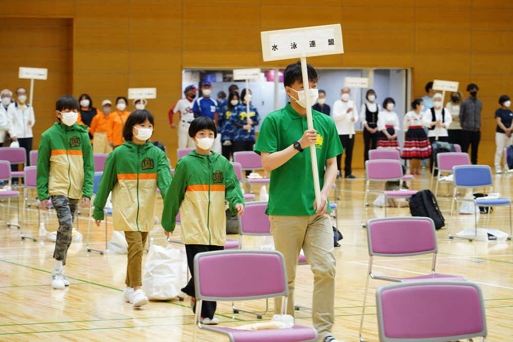 入場行進する子ども