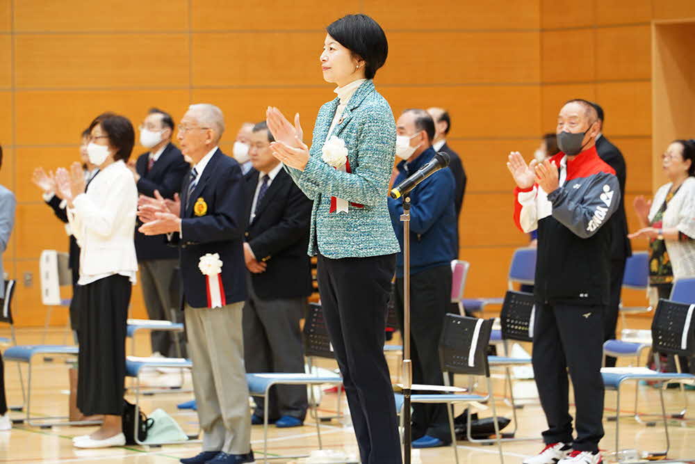 拍手で迎える森澤区長