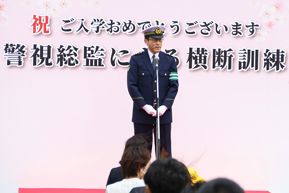 あいさつする警視総監