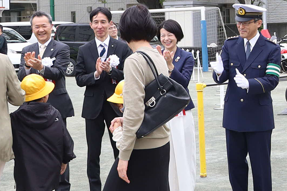体験が終わった1年生を拍手で迎える警視総監と森澤区長